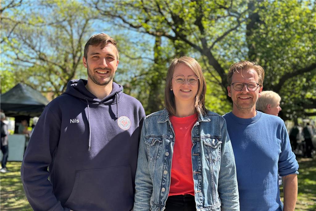Menschen bei Eröffnung des Femeichenparks in Erle