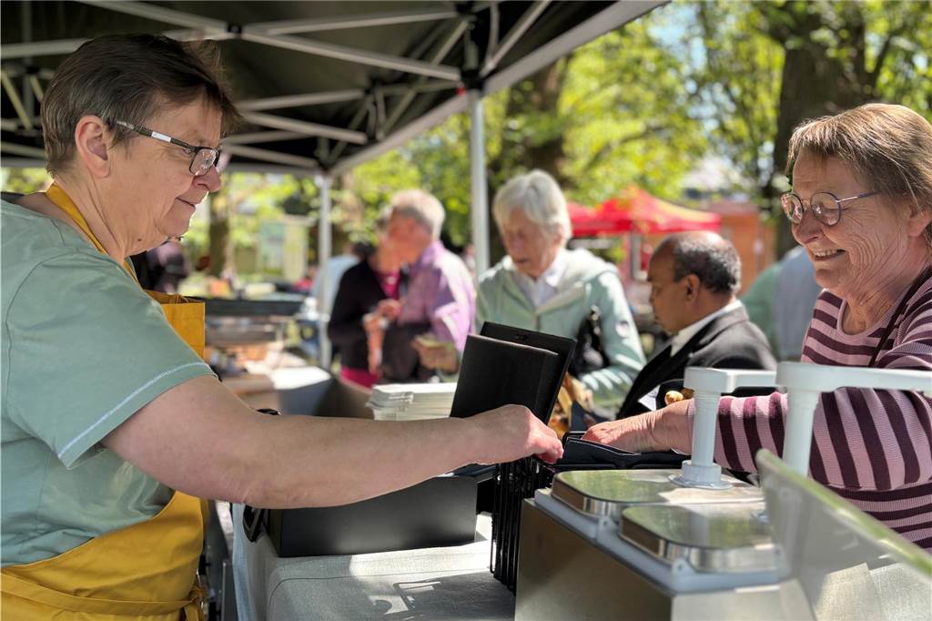 Essen bei Eröffnung des Femeichenparks in Erle