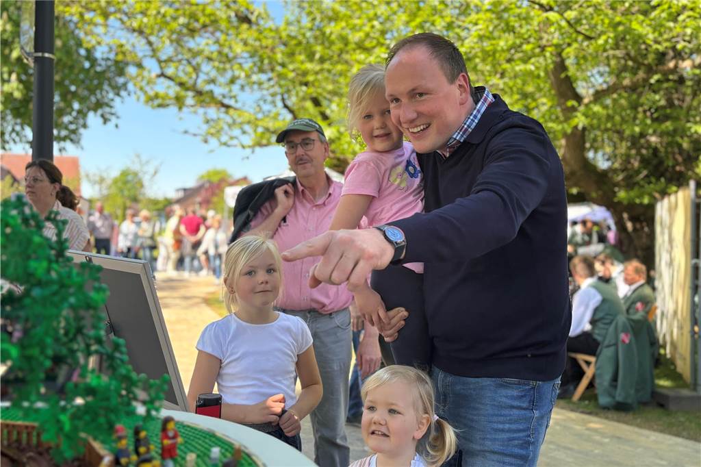 Familie bei Eröffnung des Femeichenparks in Erle