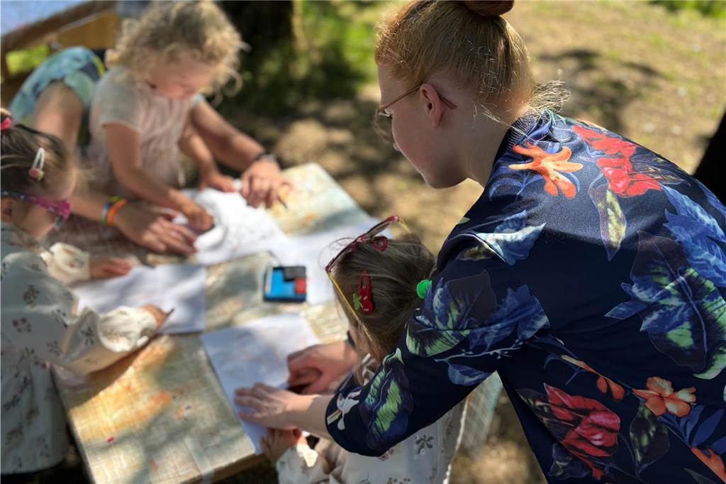 Kinder bei Eröffnung des Femeichenparks in Erle