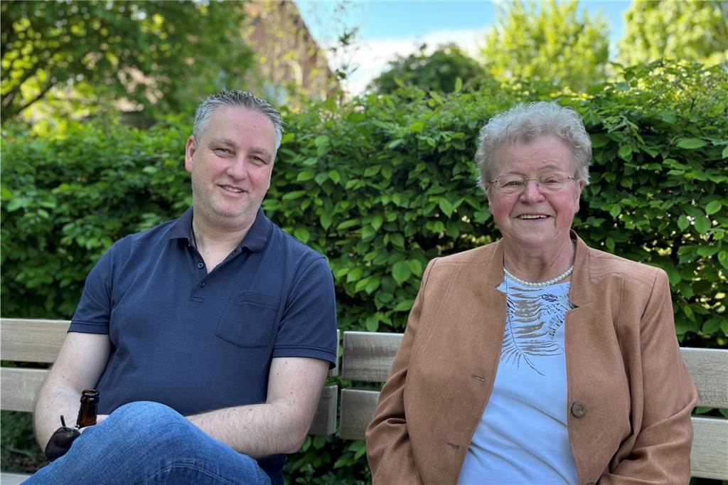 Menschen bei Eröffnung des Femeichenparks in Erle