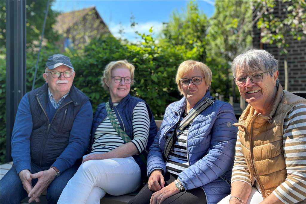 Menschen bei Eröffnung des Femeichenparks in Erle