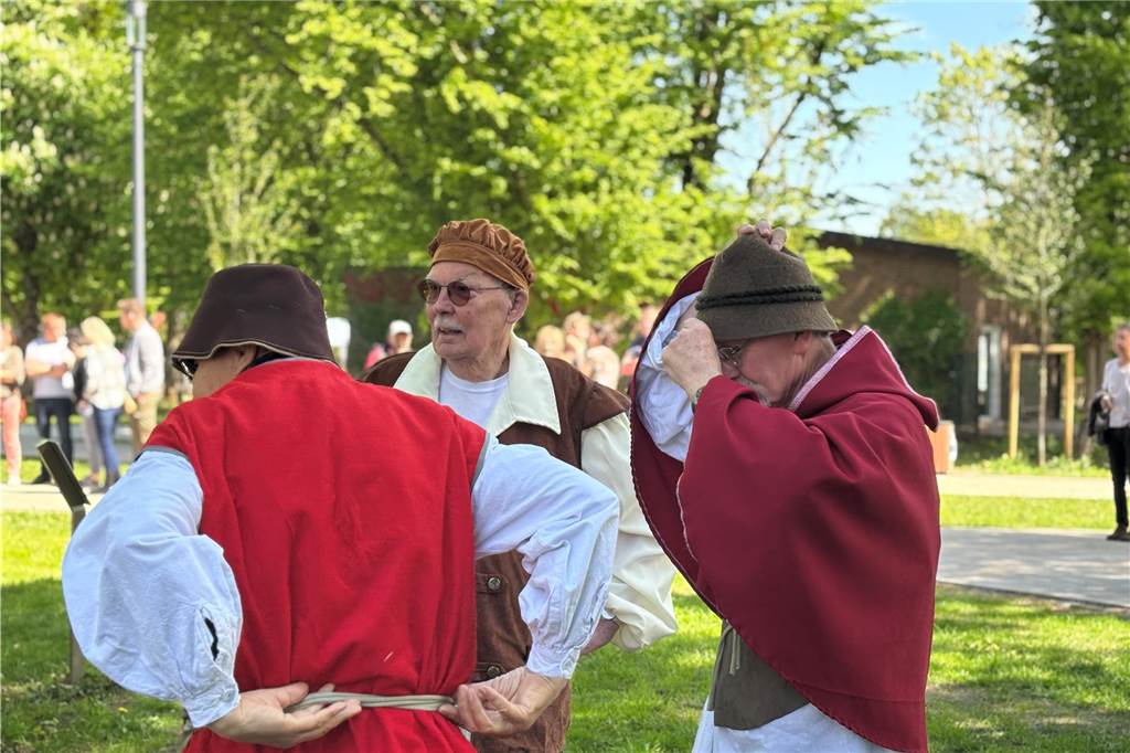 Darbietung eines Femegerichts bei Eröffnung des Femeichenparks in Erle