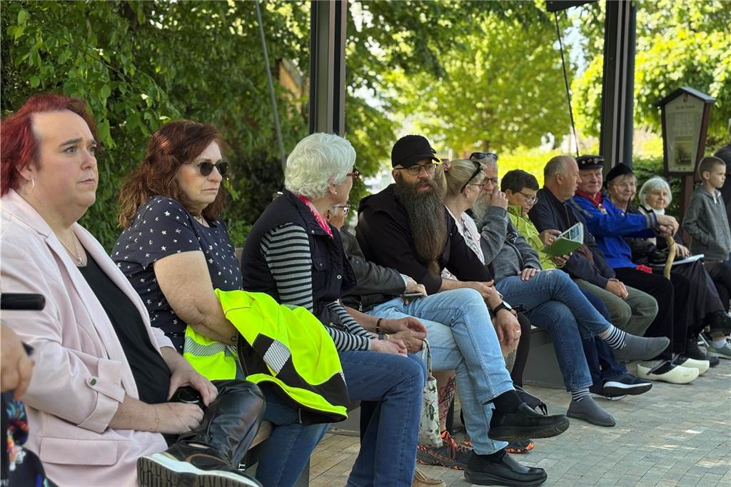 Menschen bei Eröffnung des Femeichenparks in Erle