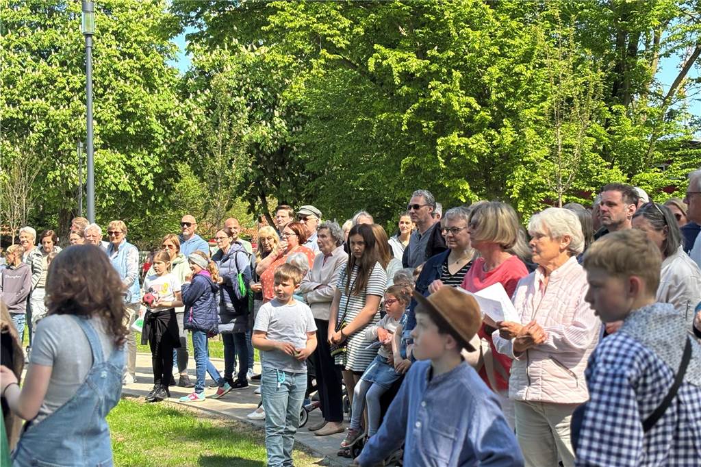 Menschen bei Eröffnung des Femeichenparks in Erle
