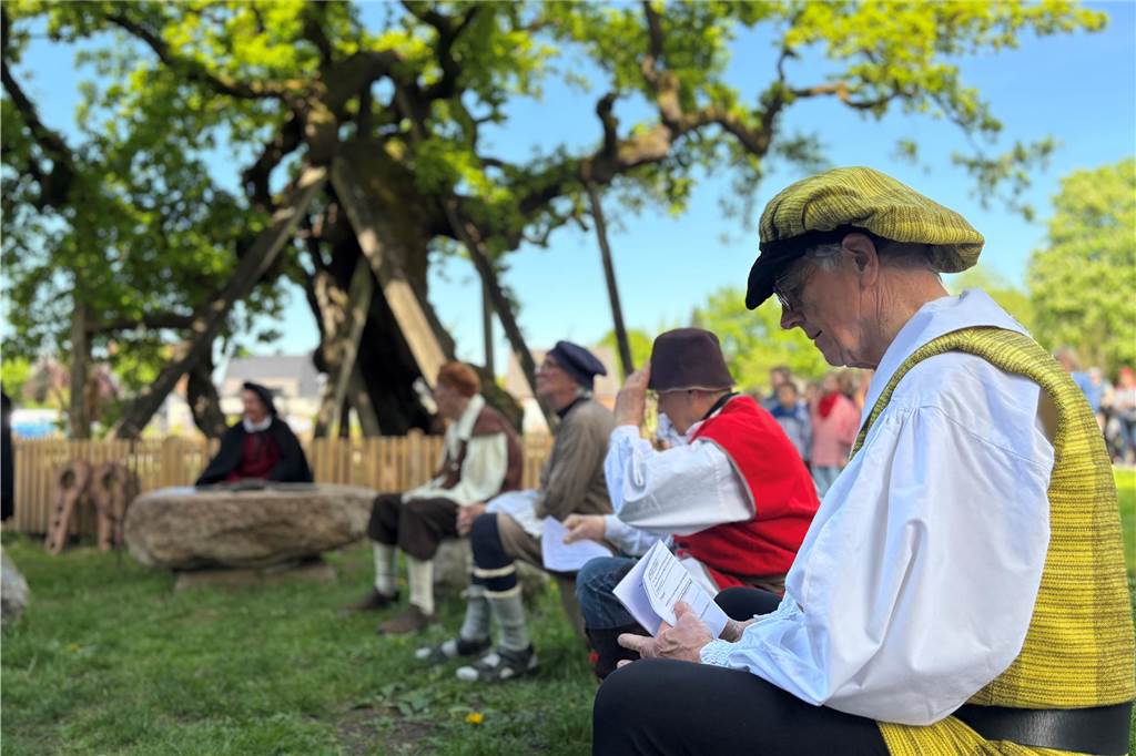 Darbietung eines Femegerichts bei Eröffnung des Femeichenparks in Erle