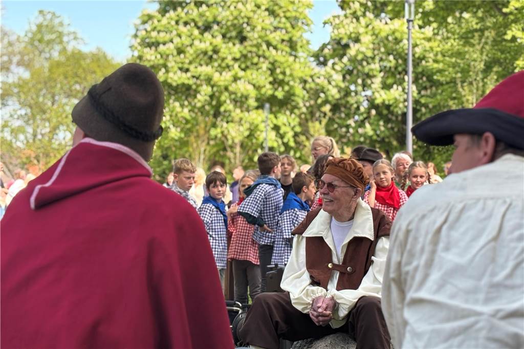 Darbietung eines Femegerichts bei Eröffnung des Femeichenparks in Erle