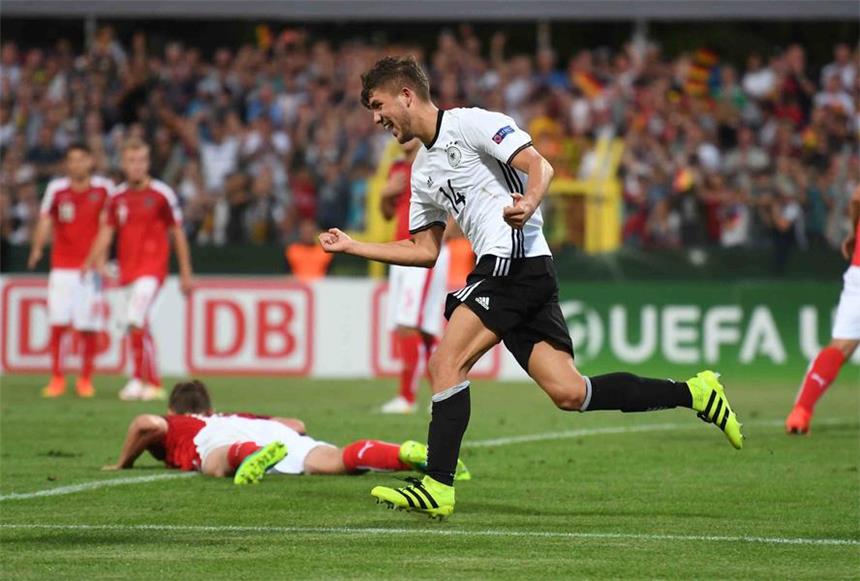 Gökhan Gül schafft den Sprung in den U19-Kader Am Sonntag, dem Tag seines 18. Geburtstages, gelang Gökhan Gül im U19-Junioren-Europameisterschaftsspiel gegen Österreich per Kopfball der Treffer zum 3:0-Endstand. Danach drehte Gül jubelnd ab.