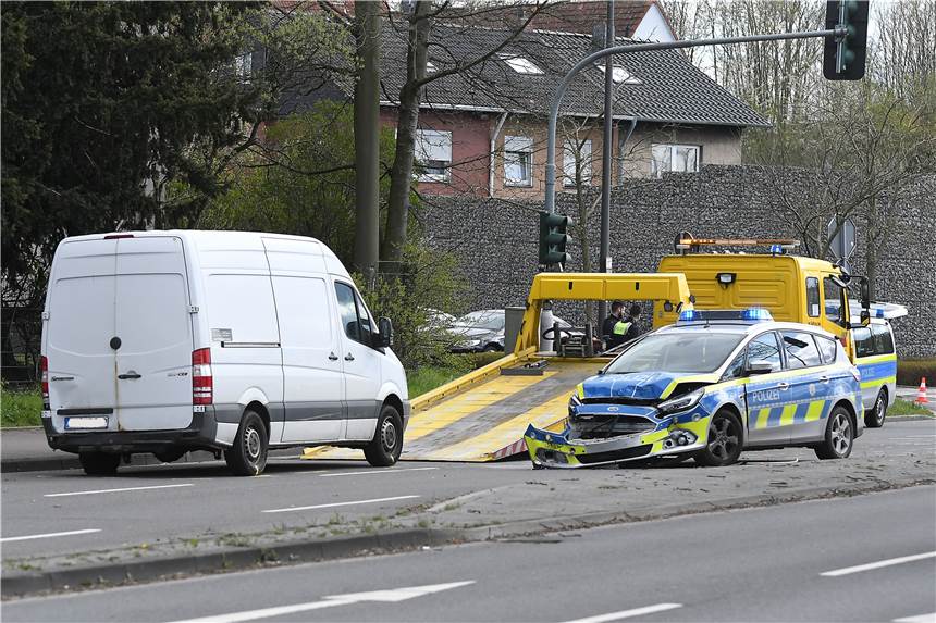 Auf der Flucht: Neue Details zur Verfolgungsjagd durch Castrop-Rauxel Am Sonntag endete eine Verfolgungsjagd an der B235 mit einem Unfall.