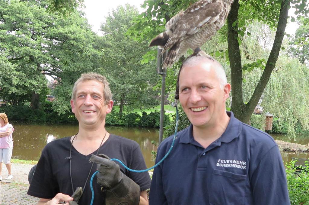 Schafe genossen die Streicheleinheiten der jüngsten Gäste Am Sonntag lockte der niederländische Falkner Carlo van de Wetering kleine und große Besucher zu seinem Auftritt mit Greifvögeln.