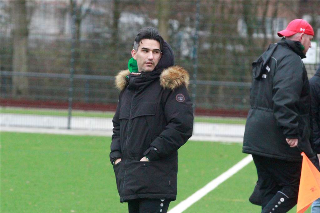 Rot für Teamoffiziellen: Co-Trainer stellt Gegenspieler Beinchen Stockums Chefcoach Leonardo Amoresano blickt nach hinten.