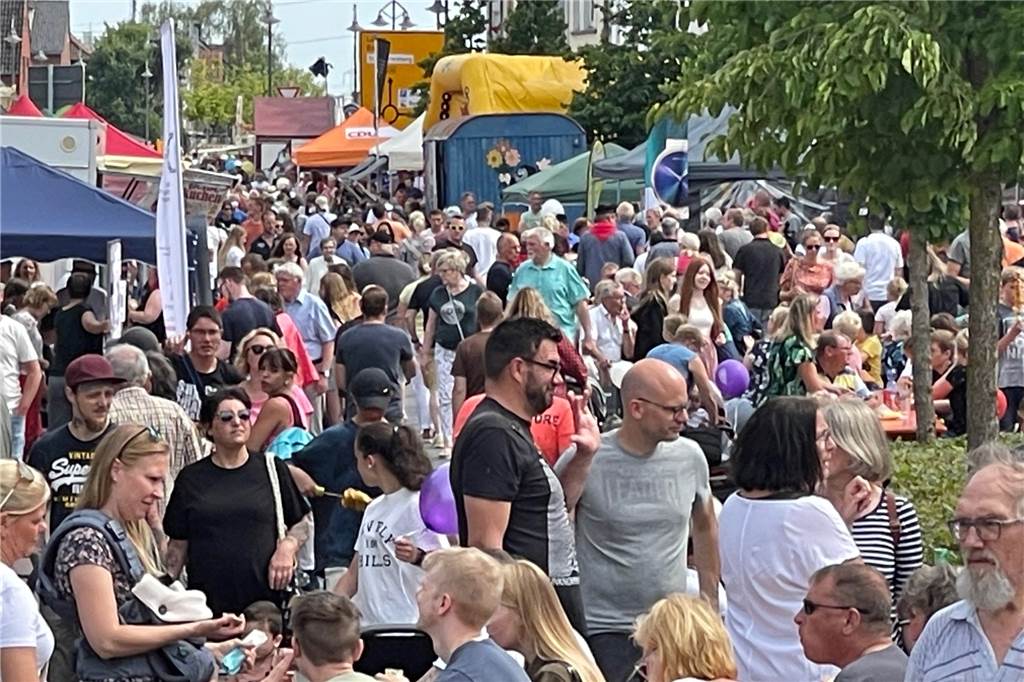 Am Sonntag war die Stadt voll. Vor allem Familien kamen in Scharen. Eintritt brauchte zum Bummel durch die Stadt (hier die Kreisstraße) niemand zu zahlen.