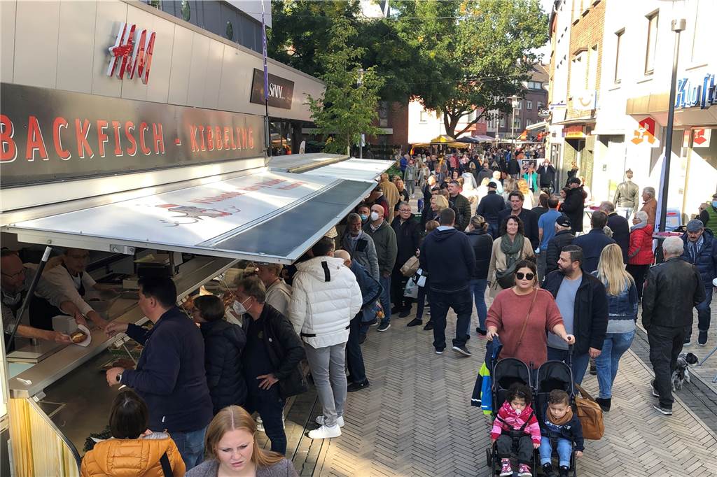 Herbstfest profitiert vom schönen Wetter: „Die Stadt lebt“ Am Sonntag war es voller in der Altstadt als am Samstag.