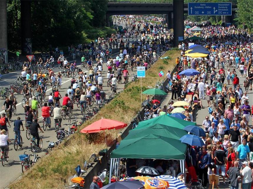 A40 nach «Still-Leben» wieder frei Am Sonntag waren mehr als drei Millionen Radfahrer und Fußgänger zwischen Duisburg und Dortmund über die Autobahn 40 flaniert.