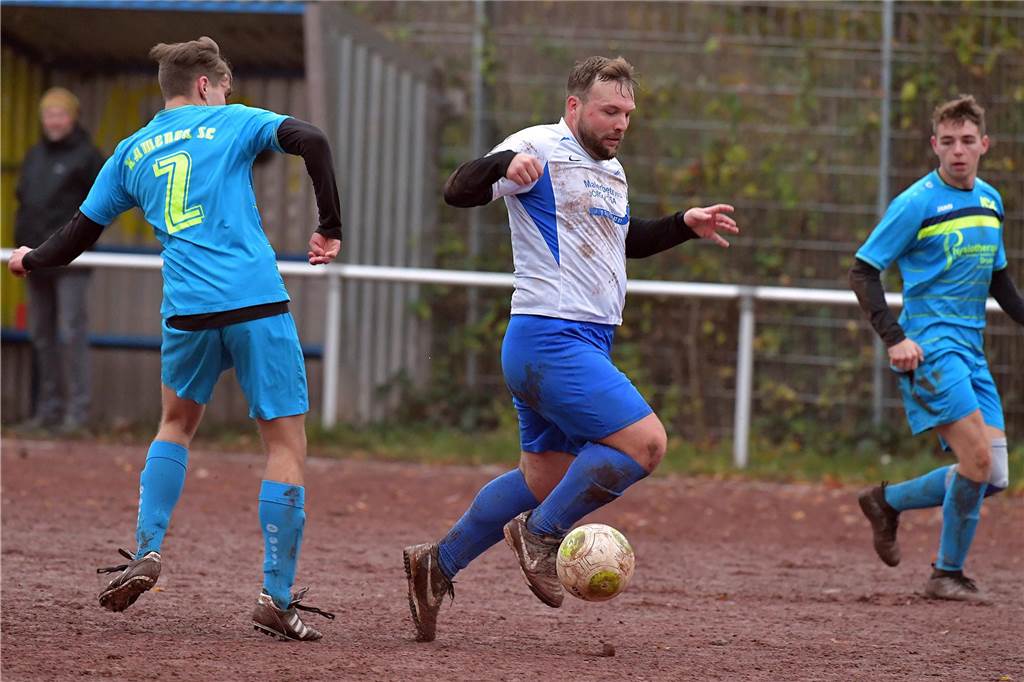 Tim Wiggers dribbelt den Ball auf Asche.