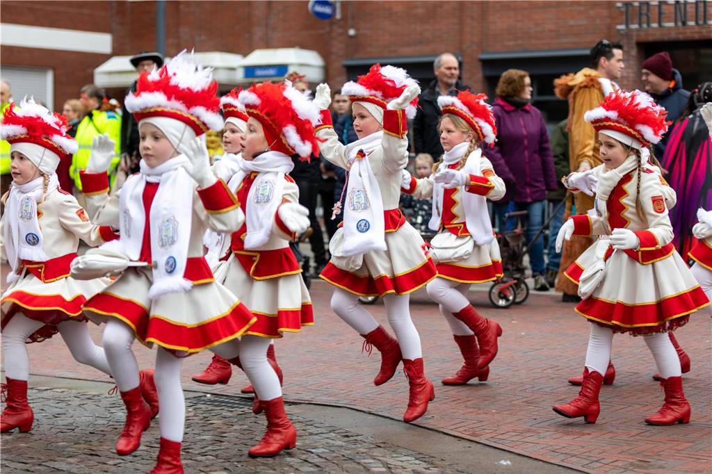Am Sonntag wurde auf dem Marktplatz feierlich der Stadtschlüssel übergeben. Anschließend feierten kleine und große Karnevalisten zusammen den Kinderkarnevalsumzug.