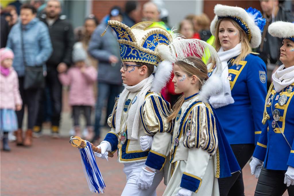 Am Sonntag wurde auf dem Marktplatz feierlich der Stadtschlüssel übergeben. Anschließend feierten kleine und große Karnevalisten zusammen den Kinderkarnevalsumzug.