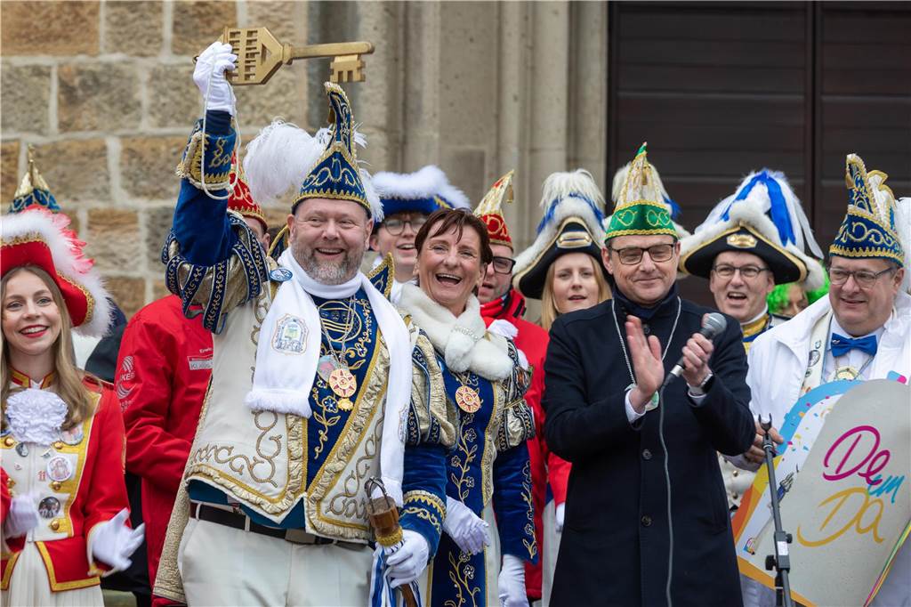 Am Sonntag wurde auf dem Marktplatz feierlich der Stadtschlüssel übergeben. Anschließend feierten kleine und große Karnevalisten zusammen den Kinderkarnevalsumzug.