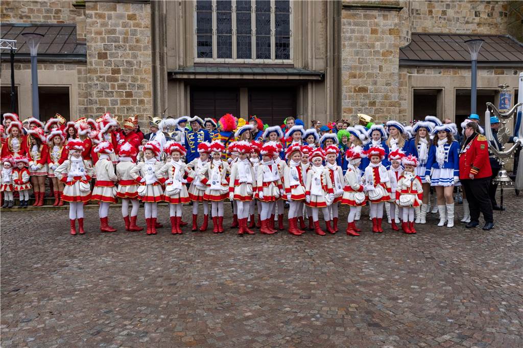 Am Sonntag wurde auf dem Marktplatz feierlich der Stadtschlüssel übergeben. Anschließend feierten kleine und große Karnevalisten zusammen den Kinderkarnevalsumzug.
