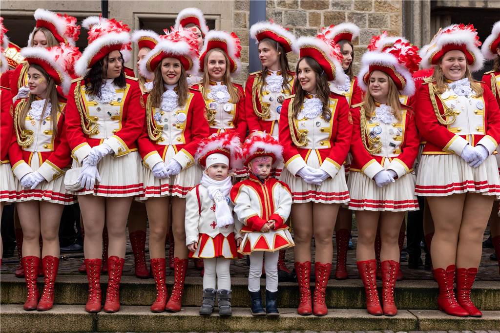 Am Sonntag wurde auf dem Marktplatz feierlich der Stadtschlüssel übergeben. Anschließend feierten kleine und große Karnevalisten zusammen den Kinderkarnevalsumzug.