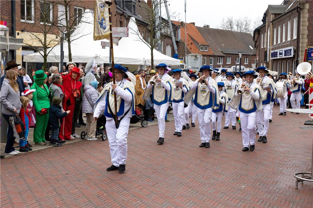 Am Sonntag wurde auf dem Marktplatz feierlich der Stadtschlüssel übergeben. Anschließend feierten kleine und große Karnevalisten zusammen den Kinderkarnevalsumzug.