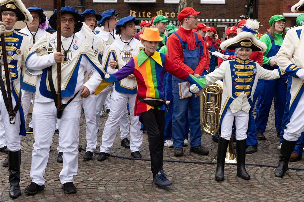 Am Sonntag wurde auf dem Marktplatz feierlich der Stadtschlüssel übergeben. Anschließend feierten kleine und große Karnevalisten zusammen den Kinderkarnevalsumzug.