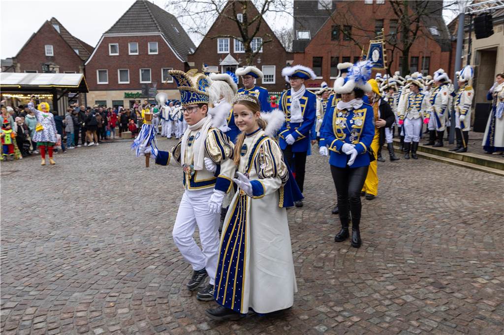 Am Sonntag wurde auf dem Marktplatz feierlich der Stadtschlüssel übergeben. Anschließend feierten kleine und große Karnevalisten zusammen den Kinderkarnevalsumzug.