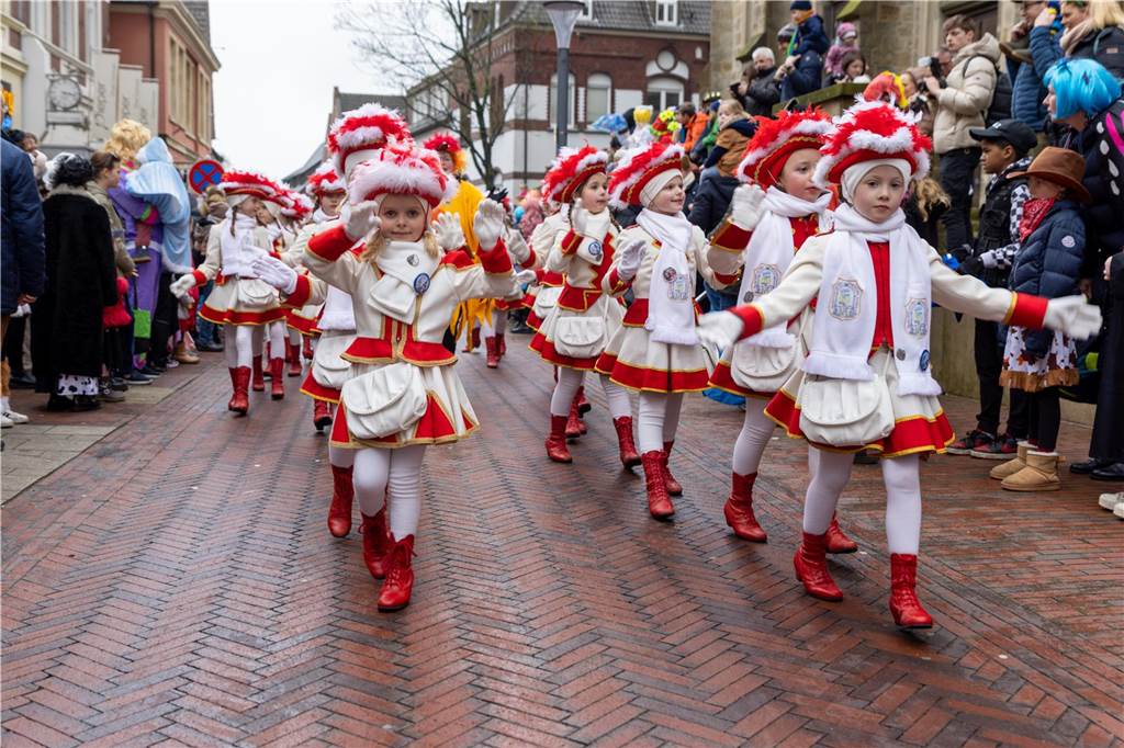 Am Sonntag wurde auf dem Marktplatz feierlich der Stadtschlüssel übergeben. Anschließend feierten kleine und große Karnevalisten zusammen den Kinderkarnevalsumzug.