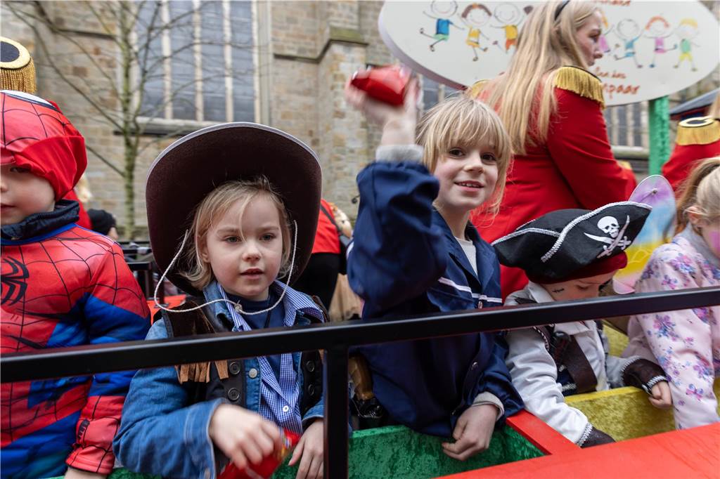 Am Sonntag wurde auf dem Marktplatz feierlich der Stadtschlüssel übergeben. Anschließend feierten kleine und große Karnevalisten zusammen den Kinderkarnevalsumzug.