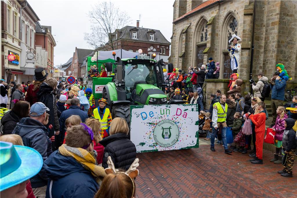 Am Sonntag wurde auf dem Marktplatz feierlich der Stadtschlüssel übergeben. Anschließend feierten kleine und große Karnevalisten zusammen den Kinderkarnevalsumzug.