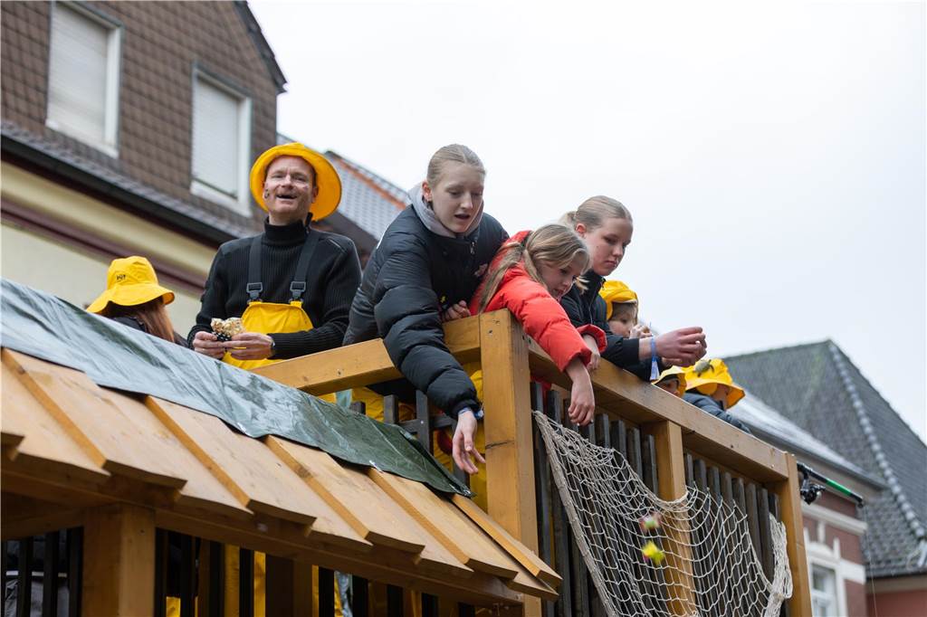 Am Sonntag wurde auf dem Marktplatz feierlich der Stadtschlüssel übergeben. Anschließend feierten kleine und große Karnevalisten zusammen den Kinderkarnevalsumzug.