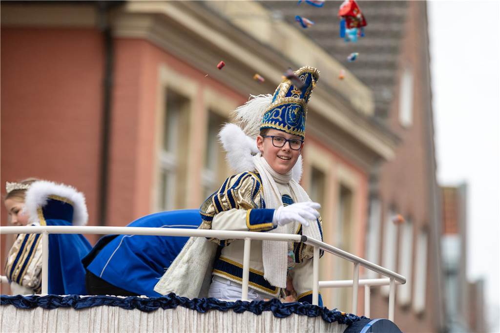 Am Sonntag wurde auf dem Marktplatz feierlich der Stadtschlüssel übergeben. Anschließend feierten kleine und große Karnevalisten zusammen den Kinderkarnevalsumzug.