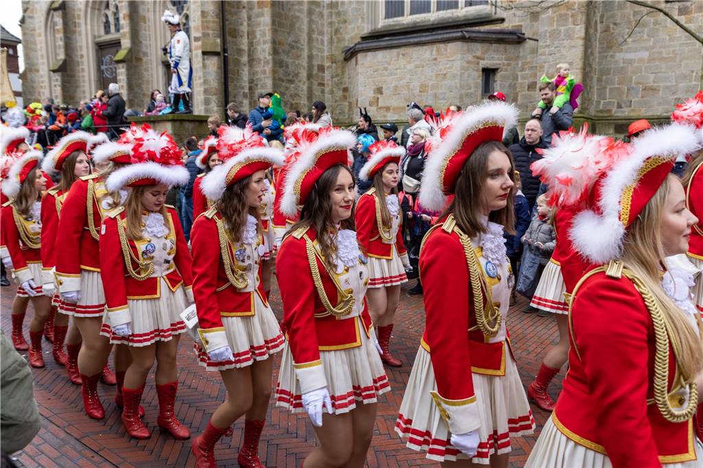 Am Sonntag wurde auf dem Marktplatz feierlich der Stadtschlüssel übergeben. Anschließend feierten kleine und große Karnevalisten zusammen den Kinderkarnevalsumzug.