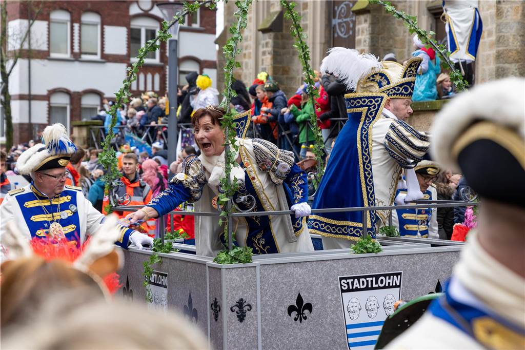Am Sonntag wurde auf dem Marktplatz feierlich der Stadtschlüssel übergeben. Anschließend feierten kleine und große Karnevalisten zusammen den Kinderkarnevalsumzug.