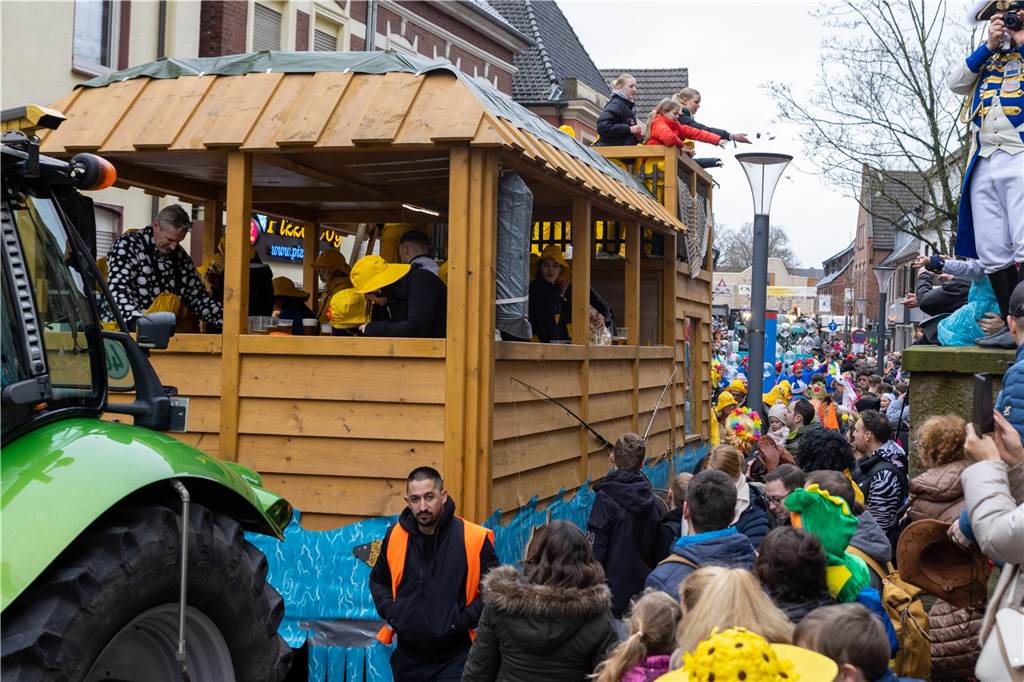 Am Sonntag wurde auf dem Marktplatz feierlich der Stadtschlüssel übergeben. Anschließend feierten kleine und große Karnevalisten zusammen den Kinderkarnevalsumzug.