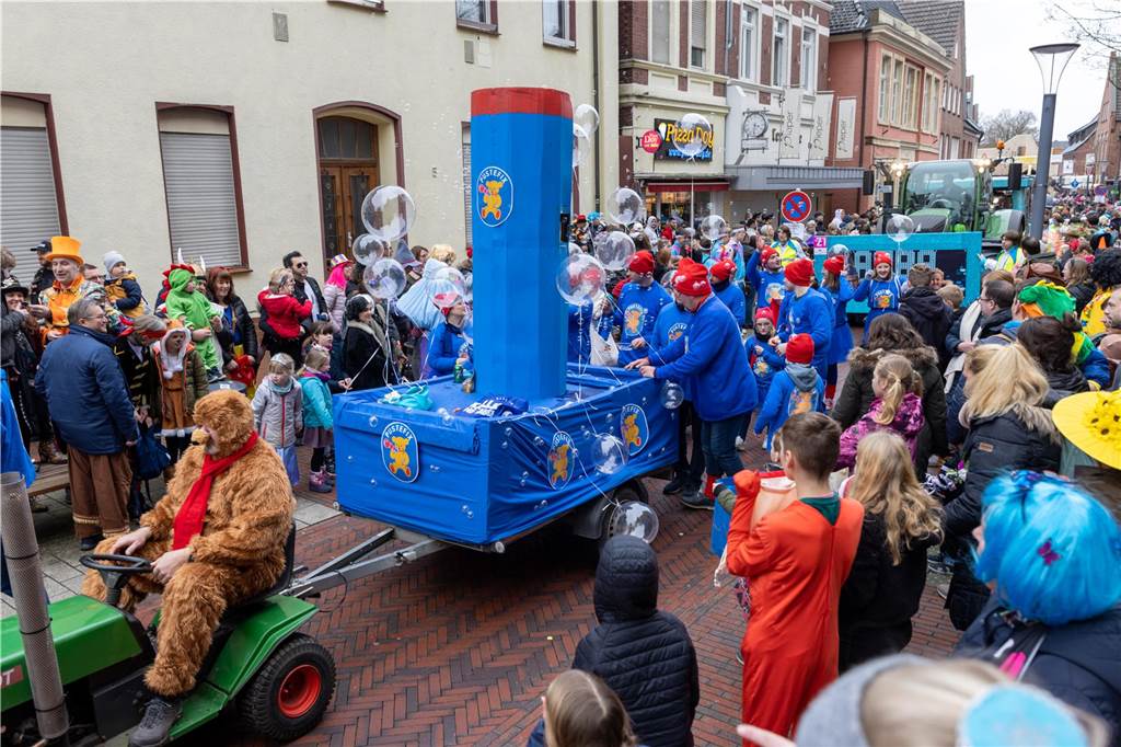 Am Sonntag wurde auf dem Marktplatz feierlich der Stadtschlüssel übergeben. Anschließend feierten kleine und große Karnevalisten zusammen den Kinderkarnevalsumzug.