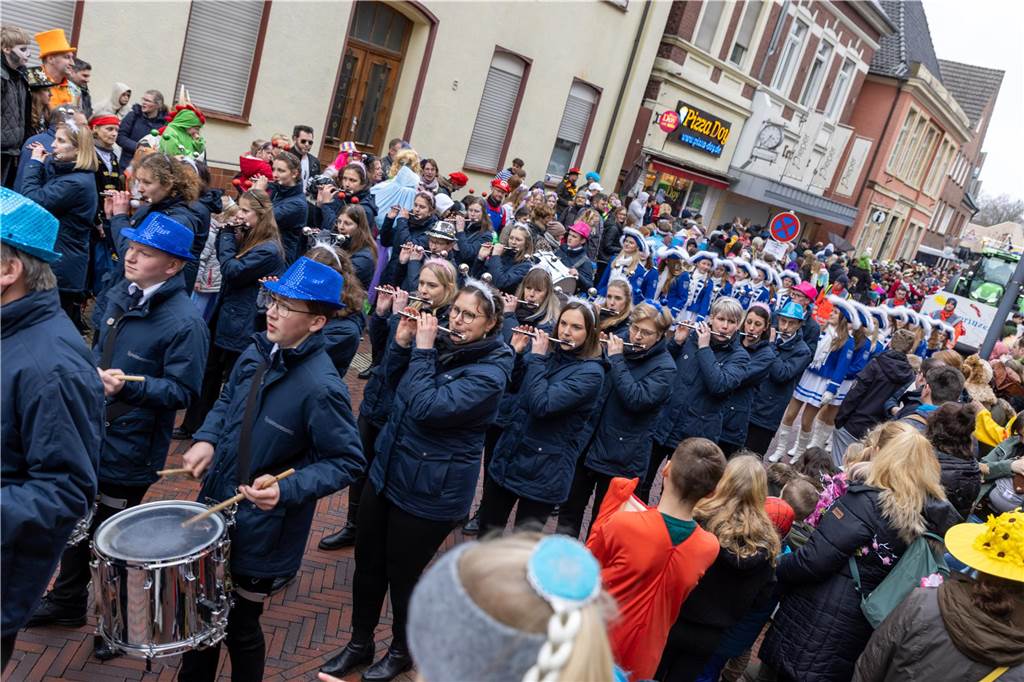 Am Sonntag wurde auf dem Marktplatz feierlich der Stadtschlüssel übergeben. Anschließend feierten kleine und große Karnevalisten zusammen den Kinderkarnevalsumzug.
