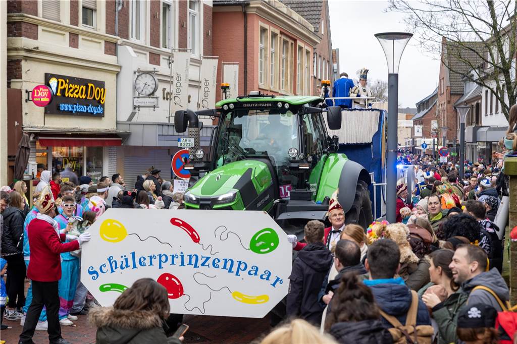 Am Sonntag wurde auf dem Marktplatz feierlich der Stadtschlüssel übergeben. Anschließend feierten kleine und große Karnevalisten zusammen den Kinderkarnevalsumzug.