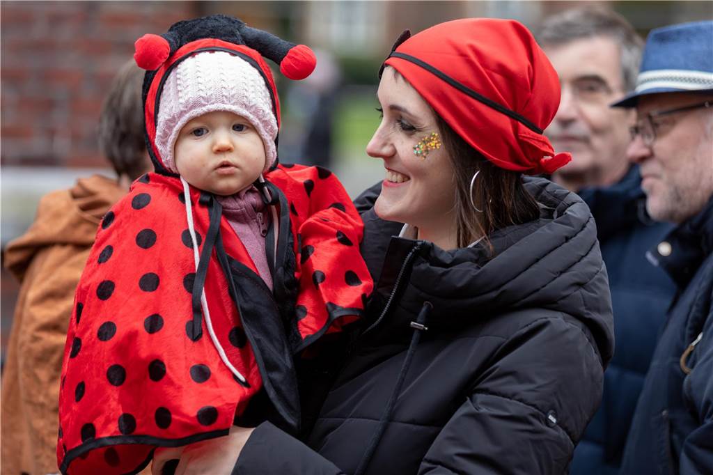 Am Sonntag wurde auf dem Marktplatz feierlich der Stadtschlüssel übergeben. Anschließend feierten kleine und große Karnevalisten zusammen den Kinderkarnevalsumzug.
