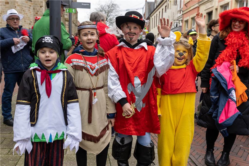 Am Sonntag wurde auf dem Marktplatz feierlich der Stadtschlüssel übergeben. Anschließend feierten kleine und große Karnevalisten zusammen den Kinderkarnevalsumzug.
