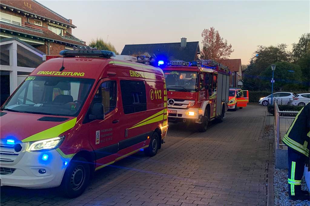 Feuerwehr-Einsatz auf der Sim-Jü-Party Werne - 3 Rauchmelder schlagen an Am Sonntagabend um 18.10 Uhr öffnete die Wehr für den Rettungsdienst eine Tür an der Mozartstraße, hinter der eine Person Hilfe benötigte.