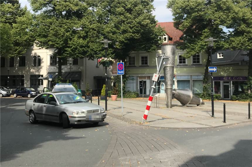Nach Unfall: Postplatz-Verkehrsschild in Schwerte steht schief Am Sonntagnachmittag, 19. Juli, wurde das Verkehrsschild am Postplatz angefahren.