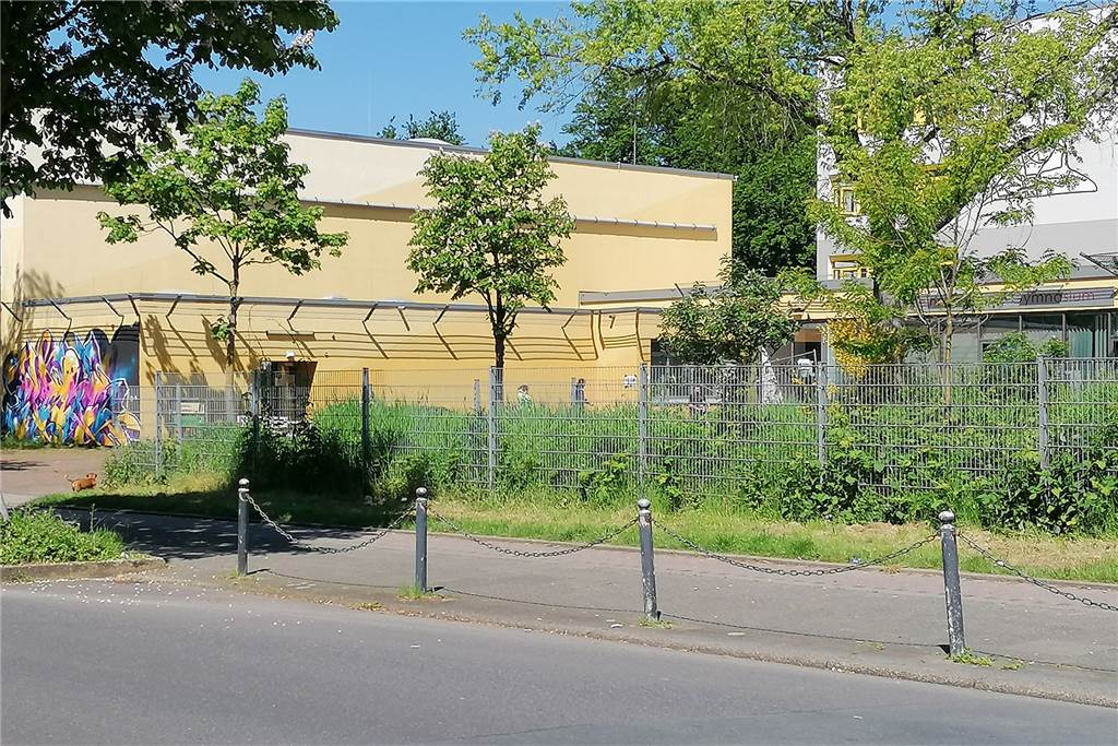 Impfaktion: Feuerwehr ruft mit Lautsprecher-Durchsagen zum Impfen auf Am Sonntagvormittag ist keine Schlange vor dem Impfzentrum auf Zeit an der Dörwerstraße. Impfwillige gehen direkt durch zum Check-In.