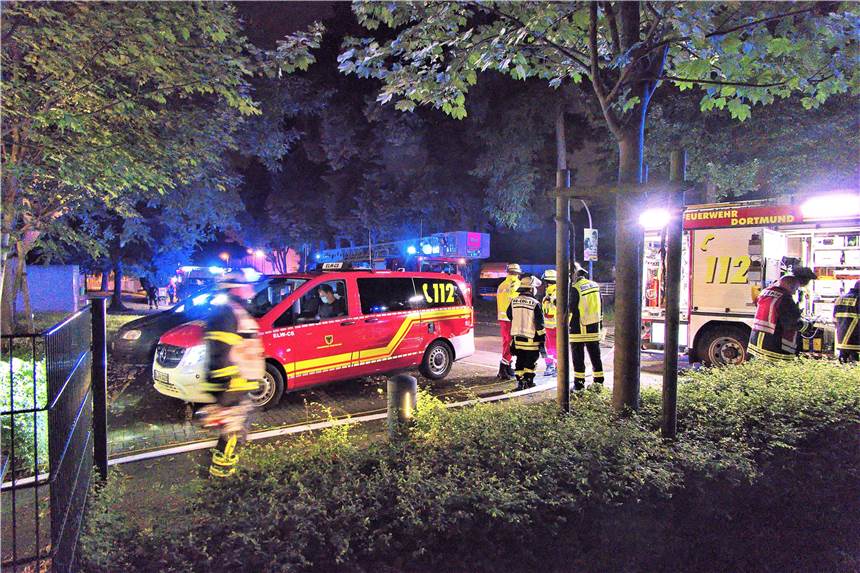 Brand in Dortmunder Bethel-Heim – Feuerwehr rettet Bewohner über Außentreppe Am späten Mittwochabend rückte die Feuerwehr zu einem Wohnheim-Brand aus.