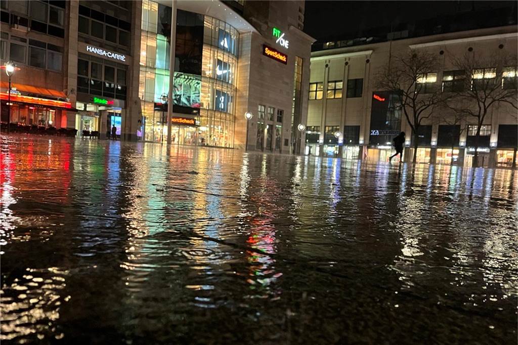 Hochwasser-Gefahr an der Emscher in Dortmund steigt wieder Am späten Nachmittag gingen starke Regenfälle über Dortmund nieder (hier ein Bild vom Alten Markt).