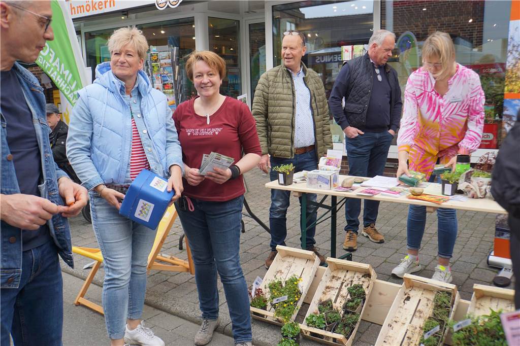 Am Stand der Bürgerinitiative „Nachhaltiges DAH" gab es bienenfreundliche Stauden und Blumensamen zu gewinnen
