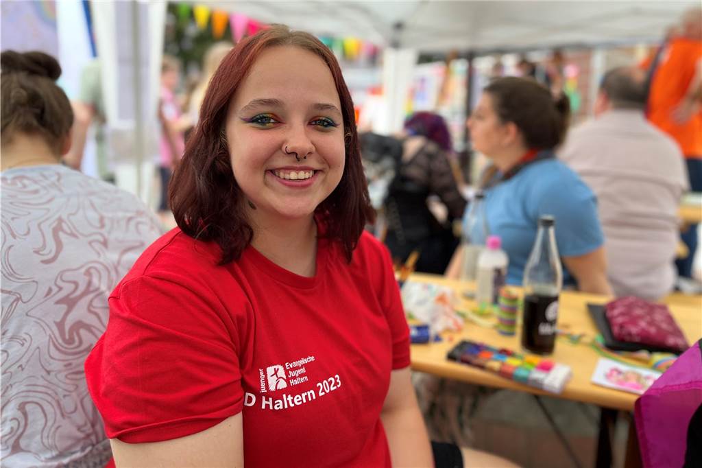 Erster Christopher Street Day auf Marktplatz war ein voller Erfolg Am Stand der Evangelischen Jugend wurden Vorurteile zum Einstürzen gebracht, wie Jey aus dem Orgateam erklärt.