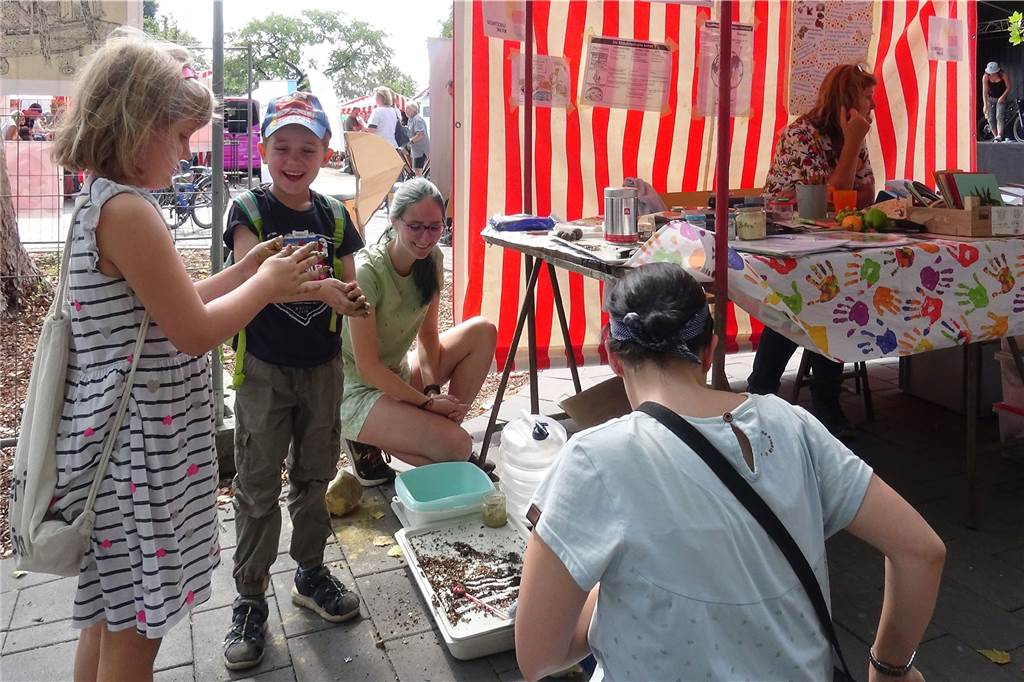 „Umwelt- und Mobilitätsmesse“ im Bürgerpark in Dorsten weist in die Zukunft (mit Video) Am Stand der Gesamtschule Wulfen konnten die Kinder mit Matschepampe spielen.