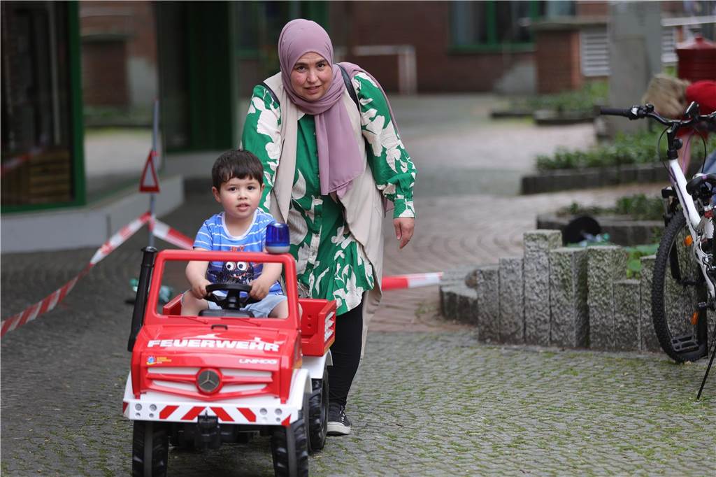 Am Stand der Kinderfeuerwehr konnten kleine Feuerwehrleute durch einen Parcours fahren.