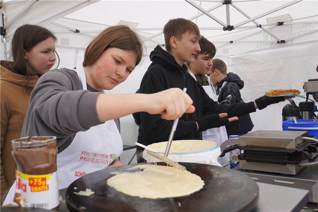 Am Stand der Profilschule backten die Neuntklässler herzhafte und süße Crepes.